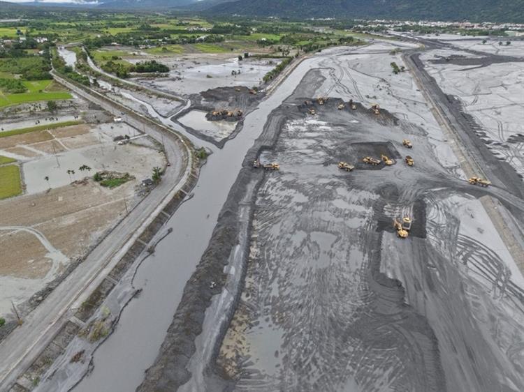 4.水利署全力動員辦理馬太鞍溪災後疏濬  加速恢復河防安全-六河分署馬太鞍與花蓮溪匯流口第六工區疏濬情形