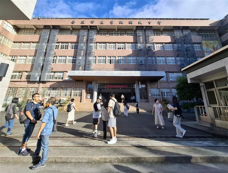 經濟部所屬事業機構114年新進職員甄試今(9)日舉行初試，平均錄取率僅約7.21%，競爭激烈。