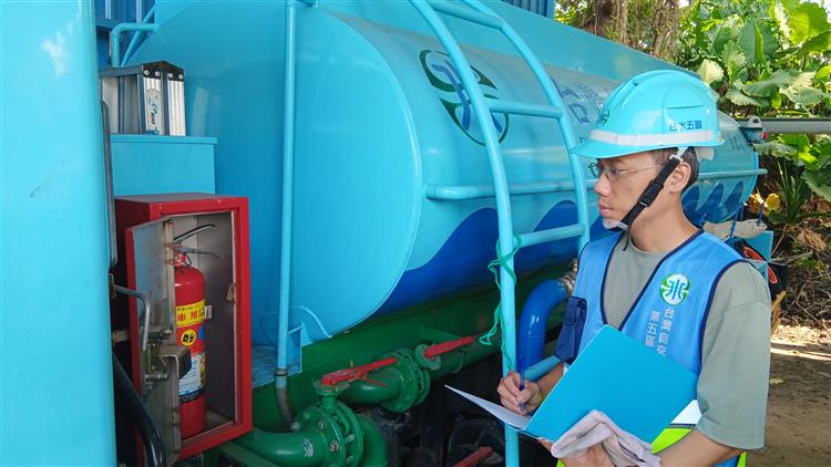 台水嚴陣以待 確保鳳凰颱風期間供水安全-水車整備