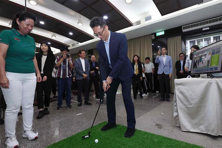 「AI智慧高球服務系統」首創可攜式複合感知一體機，結合「AI虛擬教練」提供即時動作回饋，並以輕量化設計大幅減少系統建置時間