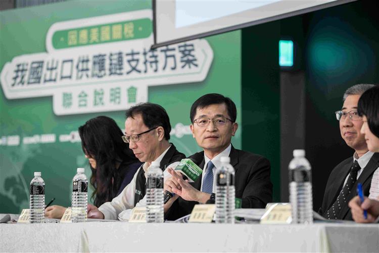 何次長出席因應美國關稅我國出口供應鏈支持方案聯合說明會（台中場）進行QA詢答