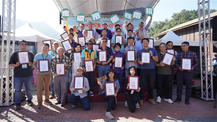 圖1 蒞臨地礦市場各單位長官與合作單位大合照