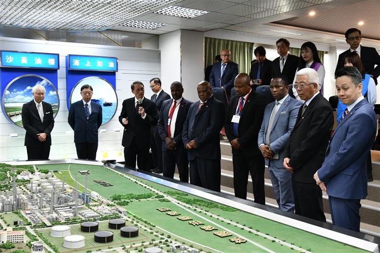 史瓦帝尼眾議院議長馬布札（前排右三）參訪台灣中油桃園煉油廠了解煉製相關業務。