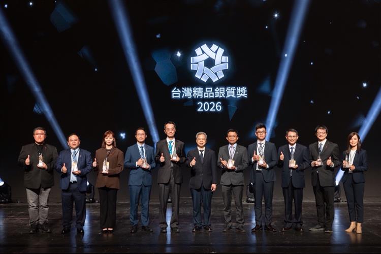 經濟部長龔明鑫（中）與台灣精品銀質獎得主合影（第一梯次）