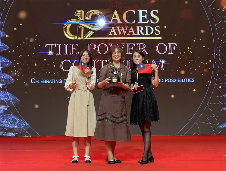 「2025 亞洲卓越企業暨永續發展獎」27日舉行頒獎典禮，台灣中油由副總經理廖惠貞(中)代表受獎。