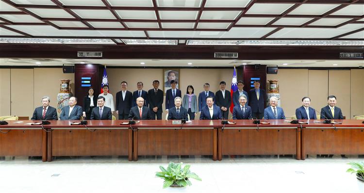 龔部長與產業公協會座談。圖為經濟部龔明鑫部長(左五)、何晉滄次長(左三)、賴建信次長(左七)、七大工商團體代表、經濟部出席單位代表(第二排)合影。