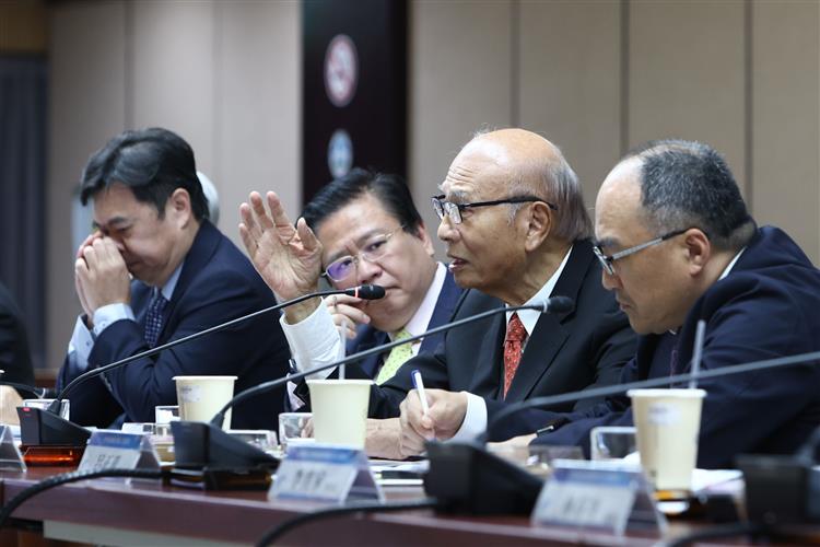 與會之工商團體(左起)中華民國全國商業總會劉守仁秘書長、許舒博理事長、中華民國全國工業總會潘俊榮理事長、呂正華秘書長