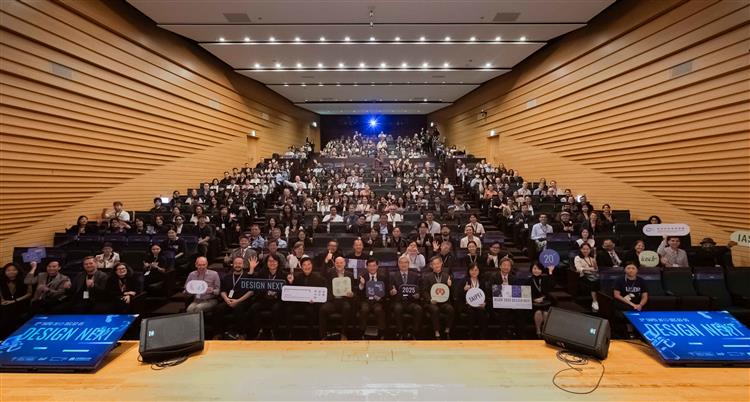 IASDR 2025開幕典禮於12月2日舉辦，經濟部何晉滄政務次長、經濟部產業發展署鄒宇新副署長、IASDR主席Peter Lloyd與各界嘉賓合影。