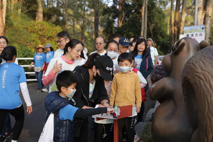 2025台糖公益路跑3公里休閒組以親子同樂為主軸，沿途設有集章小站，大小朋友踴躍參與。