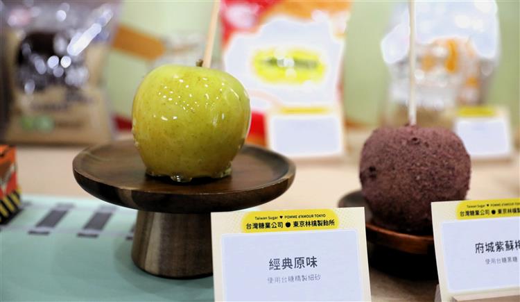 東京林檎製飴所社長池田喬俊使用台糖精緻細砂及台糖黑糖製作蘋果糖。