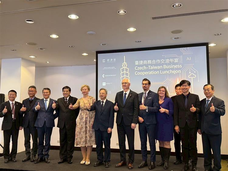 龔部長出席台捷商務合作交流午宴(龔明鑫部長率經貿訪團四訪捷克  深化臺捷經貿夥伴關係)