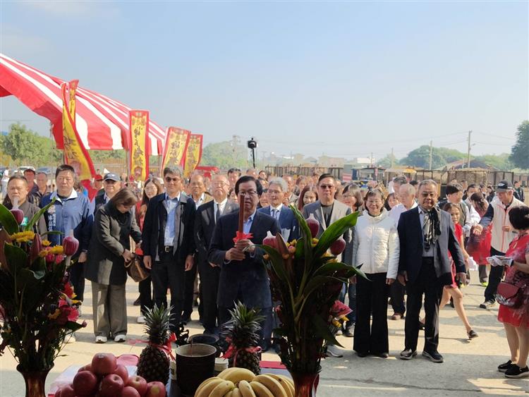 台糖公司董事長吳明昌率領與會貴賓共同焚香，祈求本年期製糖開工順利
