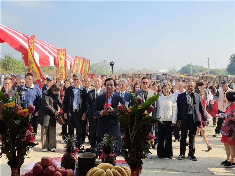 台糖公司董事長吳明昌率領與會貴賓共同焚香，祈求本年期製糖開工順利
