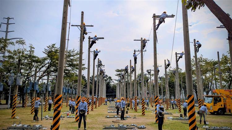 2026年台電僱用人員招考包含配電、輸電、變電、電機等共14類別專業人力。錄取者於工作訓練期間起薪約3.7萬元。