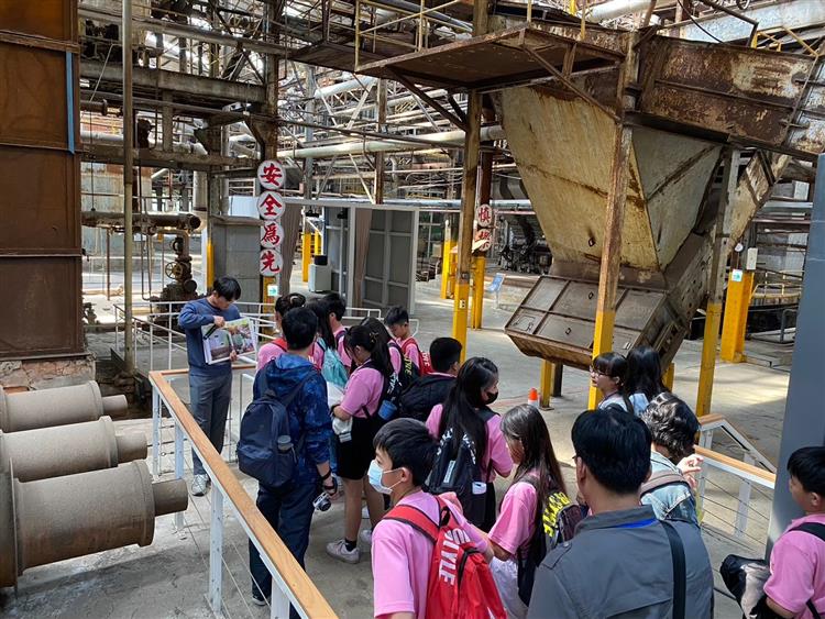 蒜頭糖廠結合糖業文化、觀光休憩及環境教育等多元功能，成為活的文化園區。