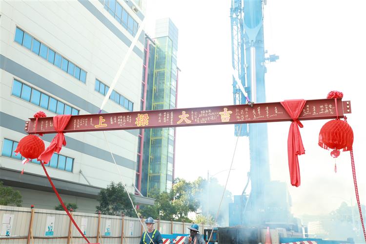 高軟二期首座亞灣智慧科技大樓今上梁，不僅展現施工進度成果，更象徵高雄智慧產業聚落正式邁向下一階段，預計於年底完工。