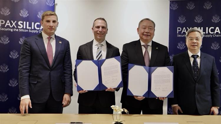 台美雙方簽署「矽盛世宣言及台美經濟安全合作聯合聲明」，經濟部長龔明鑫（右一）與美國國務院經濟事務次卿Jacob Helberg（左一）見證