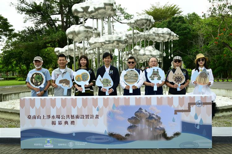 由左至右為林鴻文老師、李偉智議員、臺南市政府黃雅玲文化局長、葉澤山副市長、台水公司李嘉榮董事長、李丁來總經理、許自貴老師、物件美好賴亭玟執行長