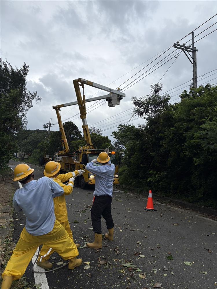 圖說：巴威颱風造成高壓線路斷線，台電人員於屏東恆春地區搶修。
