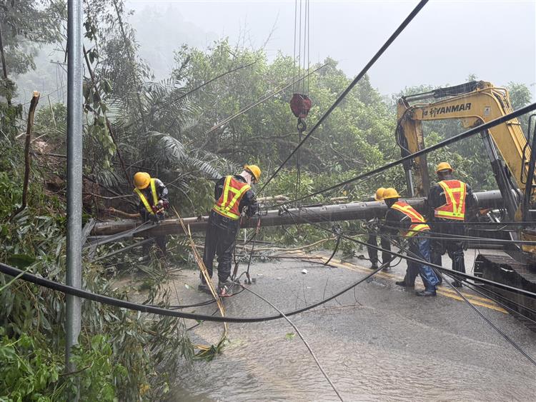 豪雨導致土石崩落，造成電桿倒斷，台電人員於苗栗縣南庒鄉進行搶修。