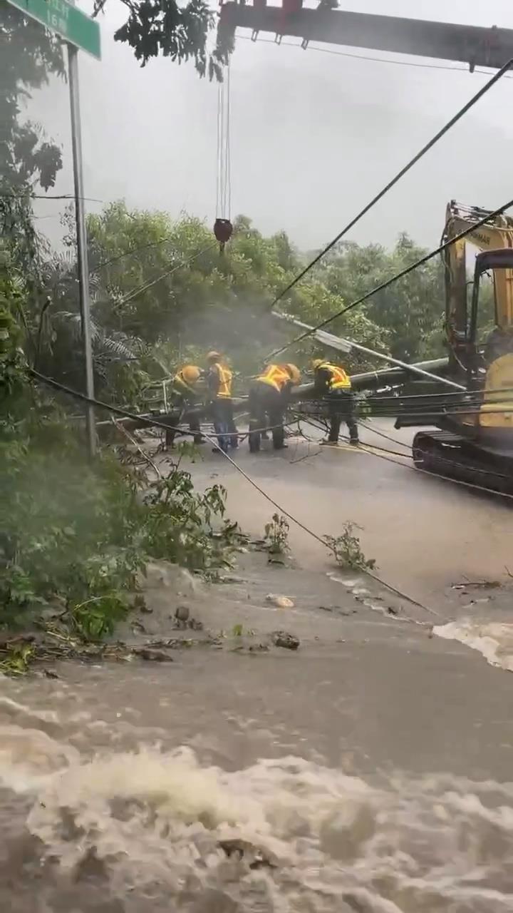 豪雨導致土石崩落，造成電桿倒斷，台電人員於苗栗縣南庒鄉進行搶修。