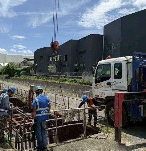 因應紅霞颱風來襲台水全面整備豐_豐原廠取水口清理