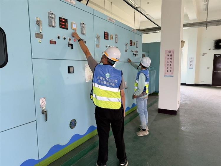 白海豚颱風進逼 台水動員啟動全面戒備_湖山淨水場檢查配電盤