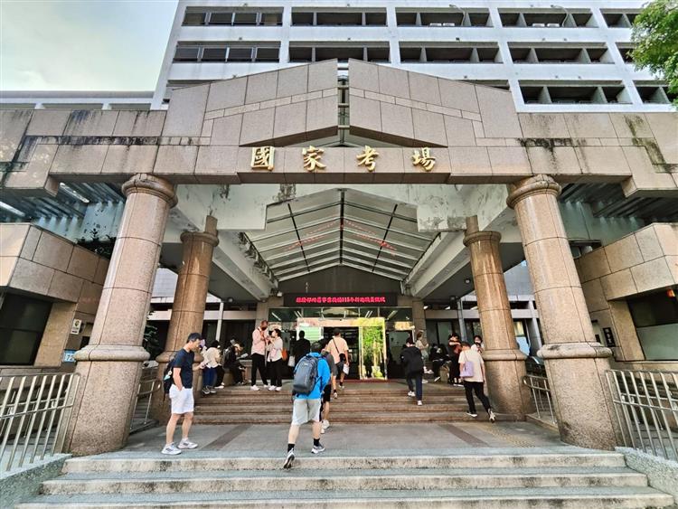 圖說：經濟部所屬事業機構115年新進職員甄試今(18)日舉行初試，首節考試7,634人到考，預計錄取589人。