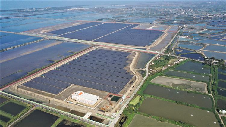 全國地面最大台電台南鹽田太陽光電場今正式啟用。