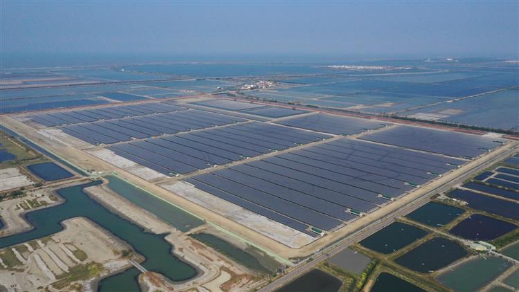 台電台南太陽光電場裝置容量達150MW(15萬瓩)，預計今年8月底前全數併網，將可年發2億度綠電，提供超過5萬戶家庭年用電量。