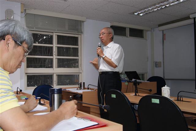 司長與同仁針對議題進行意見交流與檢討(一)