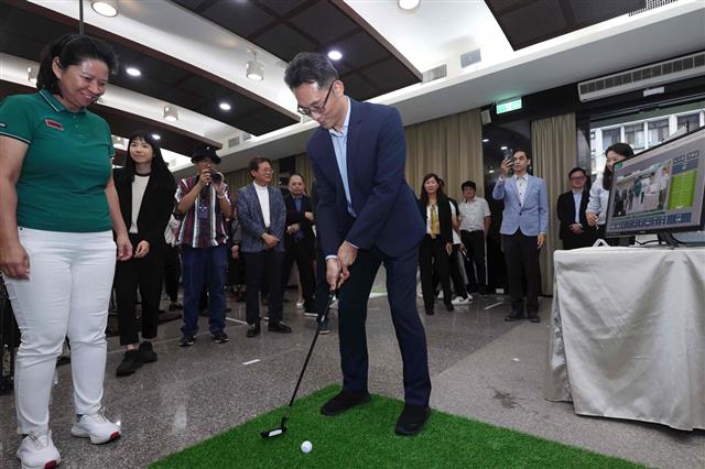 The AI Smart Golf Service System features the world's first portable all-in-one multi-sensor device