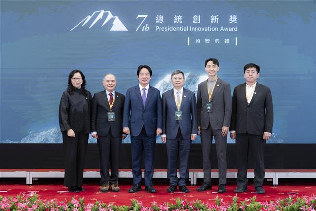 President Lai poses for a photo with the 7th Presidential Innovation Award recipients