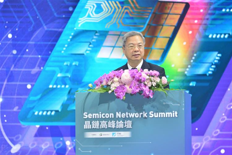 Minister Ming-Hsin Kung delivers a speech at the Semicon Network Summit on Sept. 9th, 2025.