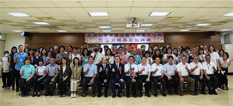 Director-General Yang, new Taichung Branch Director Chen Kao-Shang, Acting Director Wang Chen-Chuan, and the team pose for a group photo.