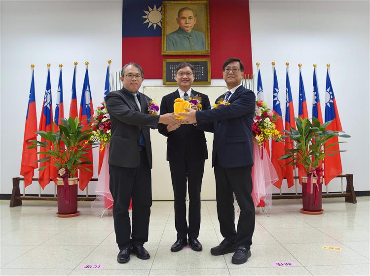 Wu Miao-Wen assumes office as new director of the Kaohsiung-Pingtung Branch of the Bureau of Industrial Parks, continuing efforts to promote industrial upgrading and transformation and build smart, safe and sustainable industrial parks