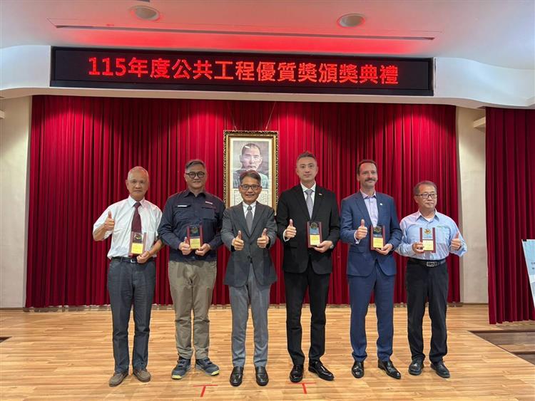 開啟彈跳視窗，連結到賴次長頒獎表揚水利署「新竹海水淡化廠興建及操作維護(興建部分)」工程團隊(jpg檔)
