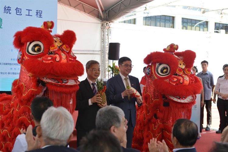 開啟彈跳視窗，連結到圖1：祥獅獻瑞：卓榮泰院長與龔明鑫部長於開工典禮中，手持象徵『好彩頭』的白蘿蔔與『好旺果』的鳳梨合影，預祝工程如期如質完成、經濟發展興旺。(jpg檔)