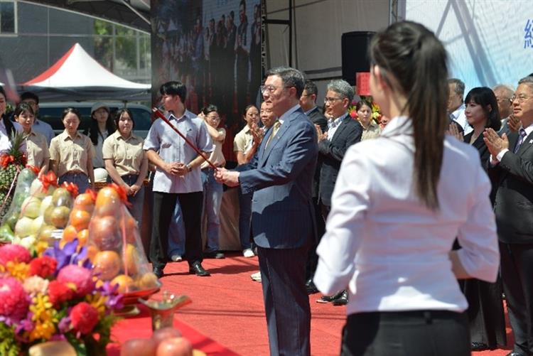 開啟彈跳視窗，連結到圖4：主典者卓榮泰院長率領全體貴賓與工程團隊虔誠上香，祈求工程圓滿順利、施工平安。(jpg檔)