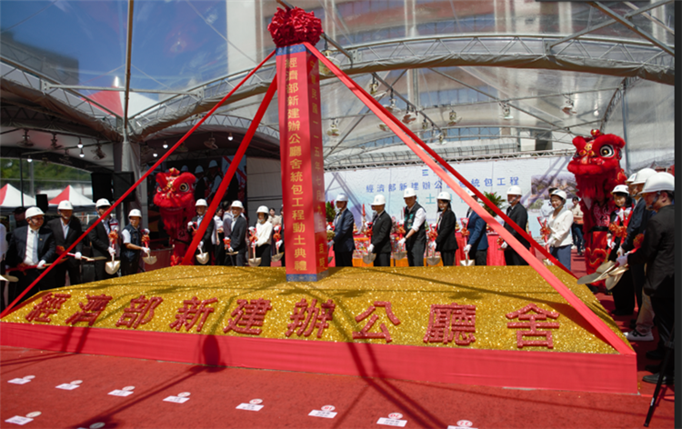 開啟彈跳視窗，連結到圖5：主典者卓榮泰院長與陪典貴賓戴上工程帽、手持金鏟，在吉時順利完成『動土奠基』儀式，象徵工程正式啟動。(png檔)