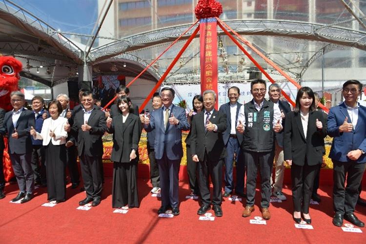 開啟彈跳視窗，連結到圖6：動土儀式圓滿成功，卓榮泰院長與全體與會貴賓、工程團隊合影留念，展現齊心推動中央機關新地標的決心。(jpg檔)