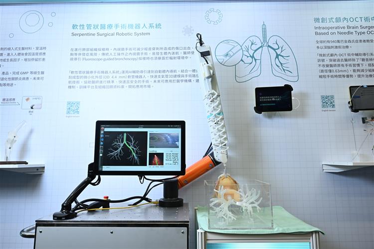 另開視窗，連結到工研院開發之「軟性管狀醫療手術機器人系統」，運用AI輔助導引達到自動體內導航，結合一體式雷射雕刻成型的軟管機器人，可協助醫師手術更精準、快速且安全。(jpg檔)