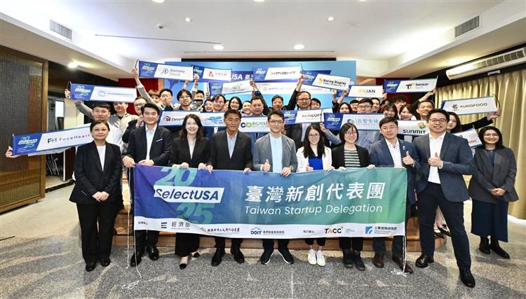開啟彈跳視窗，連結到經濟部中小及新創企業署李冠志署長(左4)、產業技術司郭肇中司長(左5)及赴美新創企業一同合影(jpg檔)
