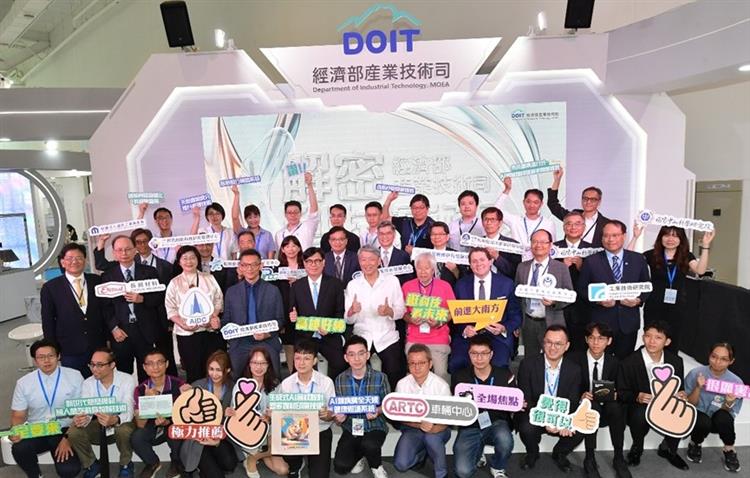 開啟彈跳視窗，連結到高雄「2025 Meet Greater South亞灣新創大南方」盛大開幕，貴賓巡場時，共同合影留念(jpg檔)