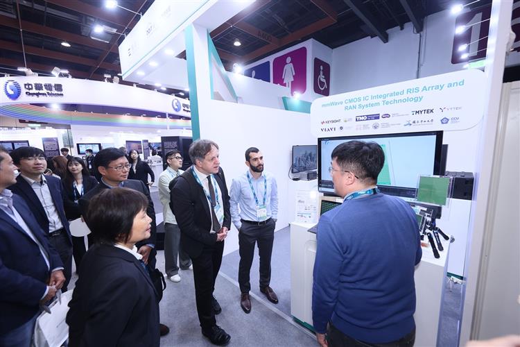 開啟彈跳視窗，連結到經濟部與英國國家級電信6G網路計畫TITAN、英國6G實驗網JOINER交流工研院研發的全球首套4096單元大規模RIS模組的技術合作(jpg檔)