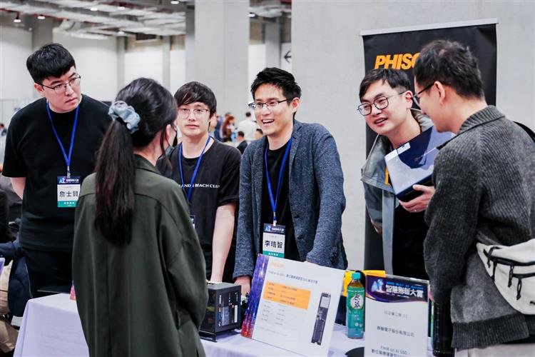 開啟彈跳視窗，連結到經濟部智慧創新大賞參賽團隊相互交流，場面熱絡。(jpg檔)