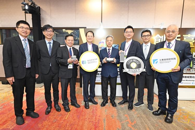 開啟彈跳視窗，連結到工研院榮獲愛迪生銀獎的「3D鋁製微流道熱虹吸散熱器」，成功突破氣冷散熱極限，在無須水冷的高可靠度架構下，提供高達1,600W的卓越解熱能力(jpg檔)
