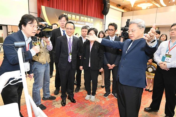開啟彈跳視窗，連結到資策會以「Edge AI驅動之XR沉浸式互動通訊系統」榮獲銅獎，該技術將互動延遲縮小至80毫秒內，圖為經濟部長龔明鑫親自現場體驗(JPG檔)