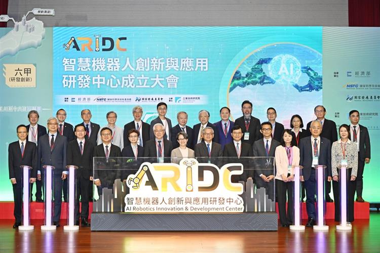 開啟彈跳視窗，連結到經濟部宣布，攜手國發會、國科會共同打造的「智慧機器人創新與應用研發中心」正式於工研院六甲院區成立，助攻臺廠切入全球機器人供應鏈，搶攻兆元商機。(jpg檔)