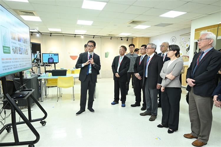 開啟彈跳視窗，連結到4經濟部產業技術司司長郭肇中解說「智慧機器人創新與應用研發中心」的規劃與目標。(jpg檔)